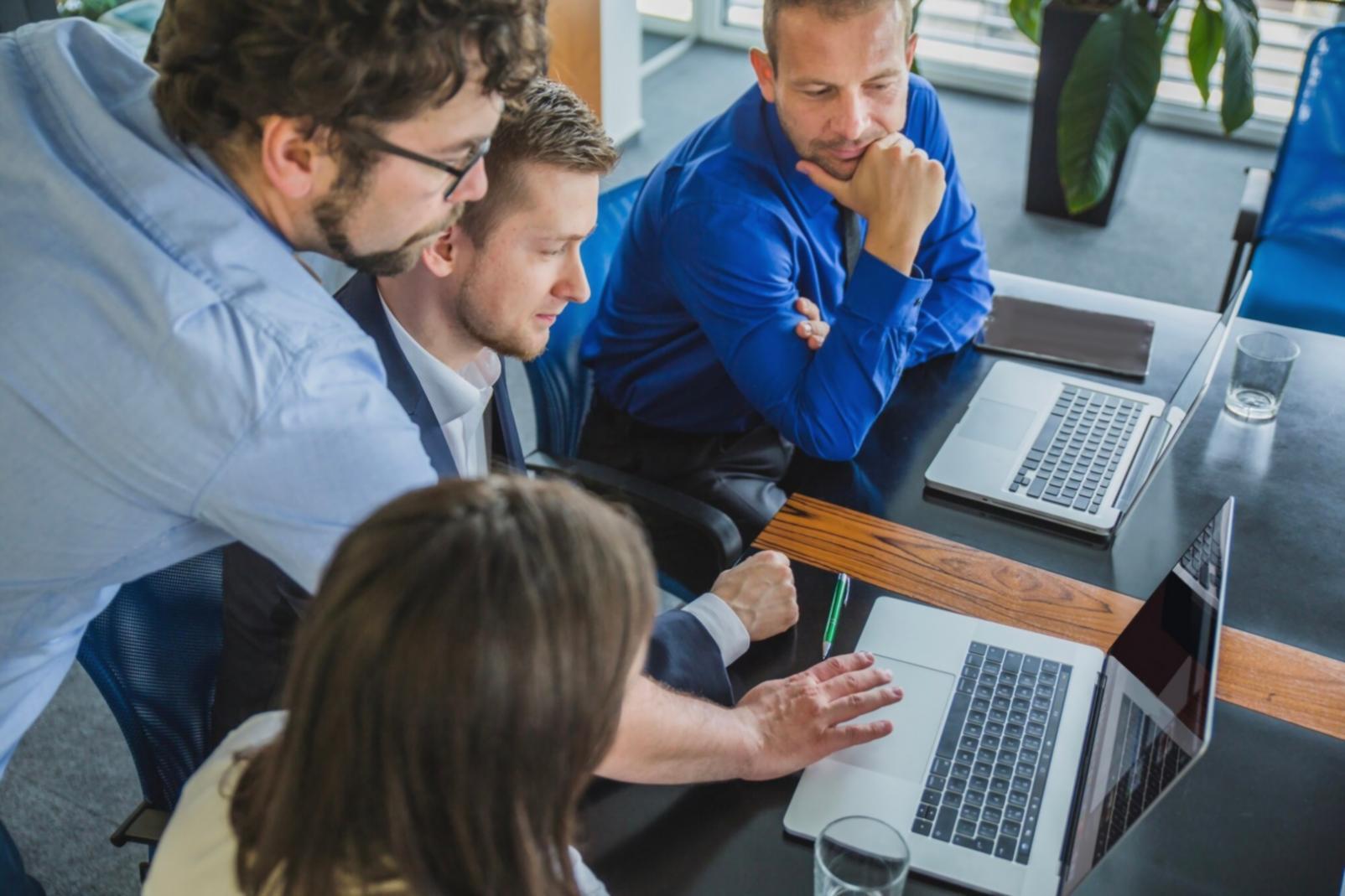 Expert analysant des données financières dans un environnement professionnel